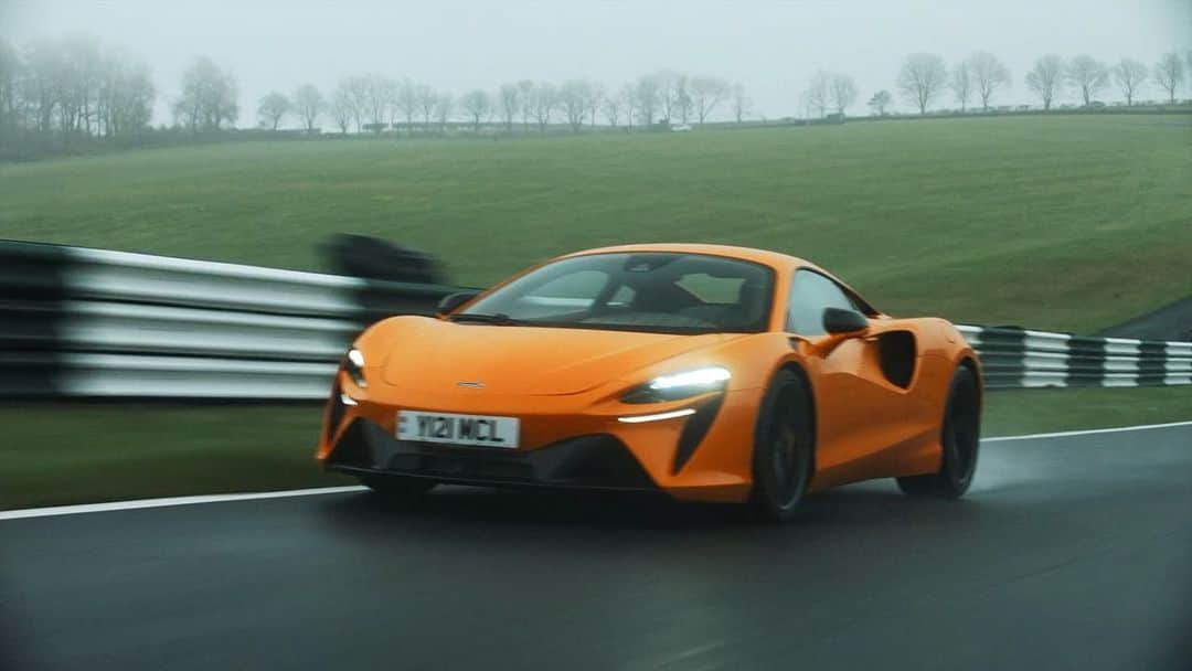 McLaren Automotiveのインスタグラム：「Electrified performance. From P1 to the Artura - McLaren high-performance hybrid technology delivers a next-generation supercar  Experience the incredible performance of the McLaren Artura yourself. Visit cars.mclaren.com to find out more.  #Artura #McLaren #Supercar」