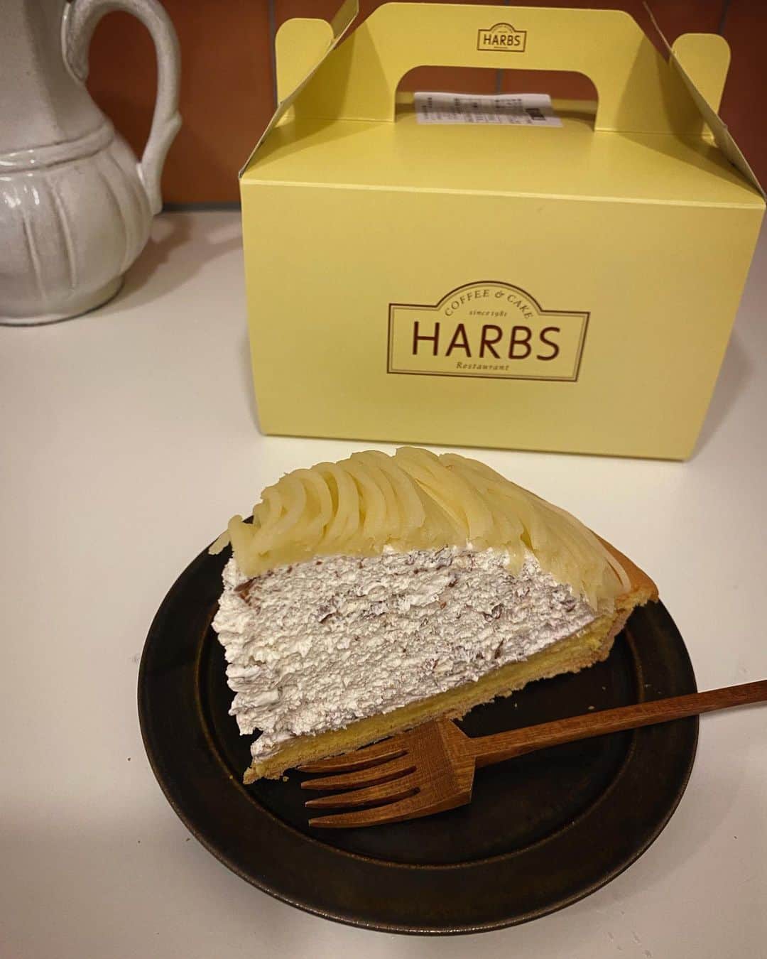 畑野ひろ子のインスタグラム：「今日は、久しぶりに、HARBSのケーキ🍰 ケーキって、幸せな気分になれますね🥰」