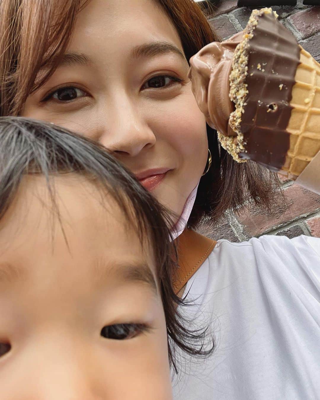 のインスタグラム：「・ 今日はGW明けのお仕事や学校だった方もいるのでしょうか？ おさんぽついでにアイスクリーム食べました🍨 コーンもとんでもなく美味しいアイスクリームでした！！！ ＊ ＊ #お散歩 #赤ちゃんのいる生活  #アイスクリーム #コーンかカップか聞かれてコーンと答えてよかった #GW #浜松 #浜松グルメ」