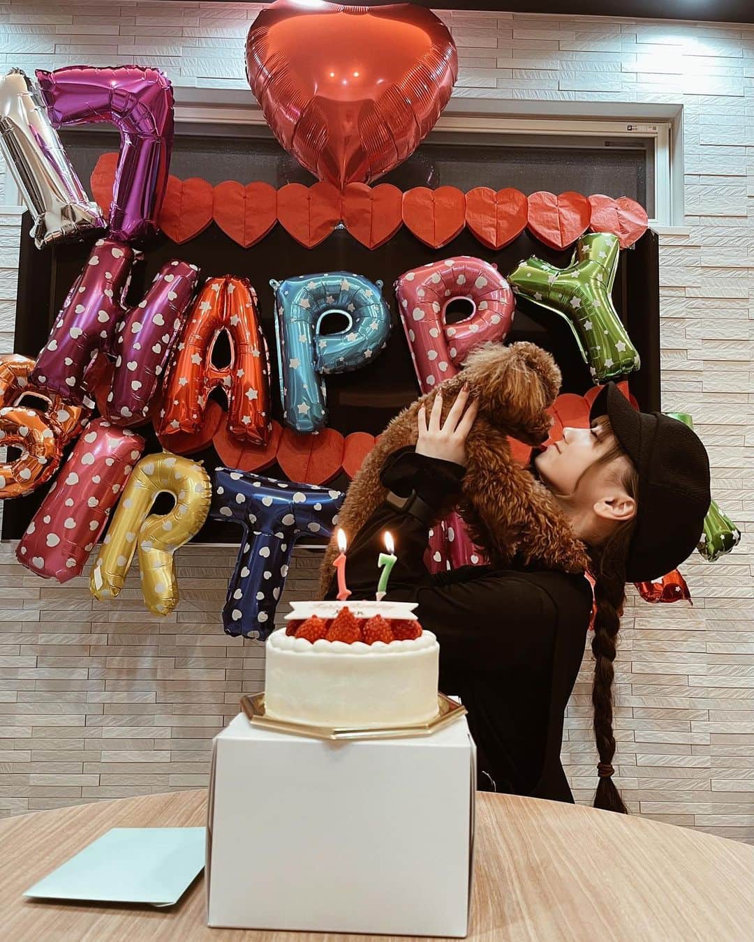 戸田梨杏のインスタグラム：「………………………………………………………………………………  17歳になりました！！🎂 16歳は沢山の方に出会うことができ、毎日が幸せで、楽しくて、凄く充実した1年間でした。  17歳は“ 戸田梨杏 ”という名前をもっと多くの方に知っていただけるよう、肩書きを増やせるように努力していきます！！  沢山の愛をくれてありがとう！！  17歳も応援宜しくお願いします！🫧  #jk2 #05 #sjk #あいどる#モデル #声優 ………………………………………………………………………………」