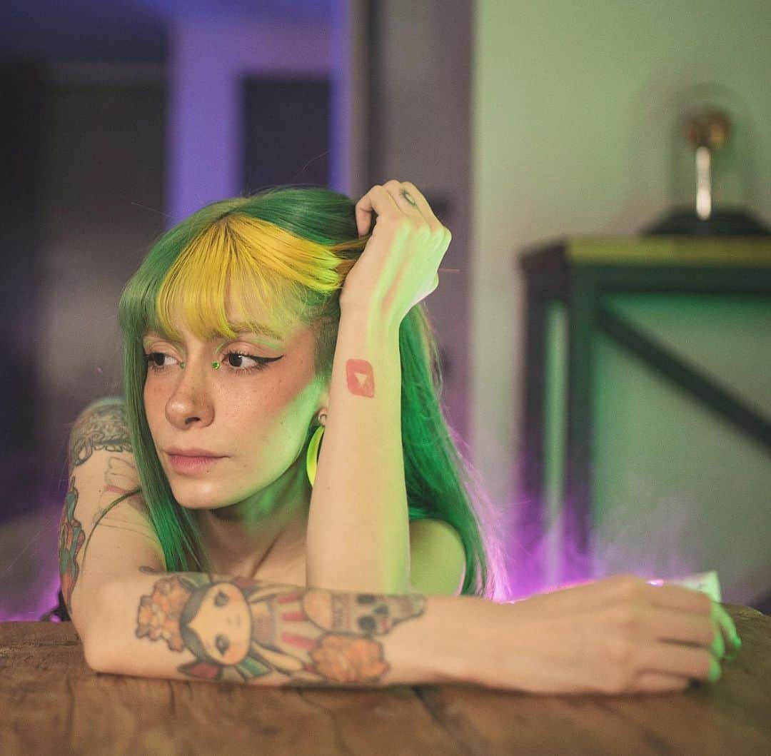 ミランダ・イバネスのインスタグラム：「Me encontré esta fotito que me tomo la chida de @ingrid_naresm 💚」