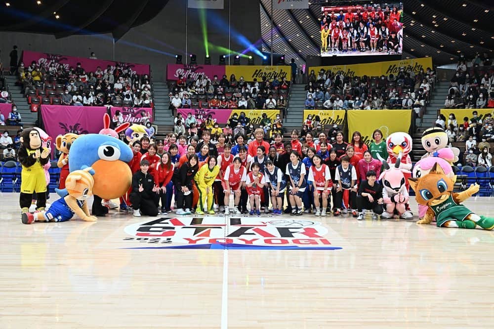 寺本明日香のインスタグラム：「🏀🏀🏀♥️ コツコツと点数入れてたら 優勝しちゃった💦🏆 みんなに会えて楽しかったです！ @w_league_official  写真提供 Wリーグ 様  ～参加アスリート～ 青木愛さん 迫田さおりさん 栗原文音さん 入江聖奈さん 高木菜那さん 宮間あやさん 冨田せなさん 冨田るきさん  📸w/ @evelyn_mawuli    @hisashi_mizutori」