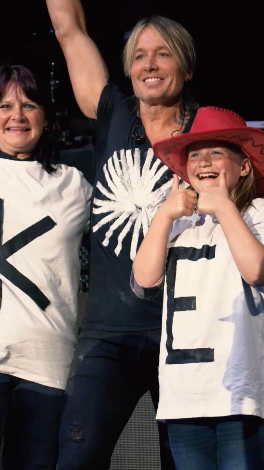 キース・アーバンのインスタグラム：「The shirt game was strong in Bournemouth 🇬🇧 #KUUK22」