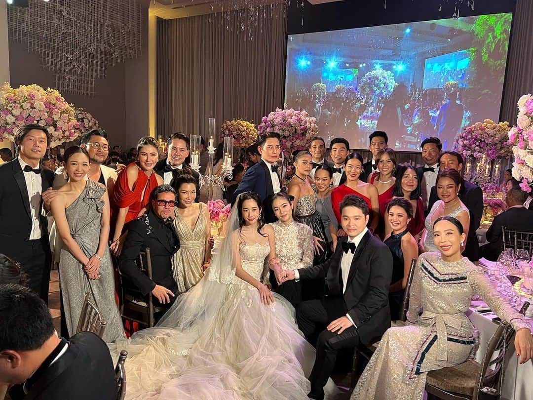 ポーイ・タリーチャダー ペッチャラットのインスタグラム：「Congratulations to my dearest @louisetae and P’ Max na ka❤️❤️❤️❤️❤️」