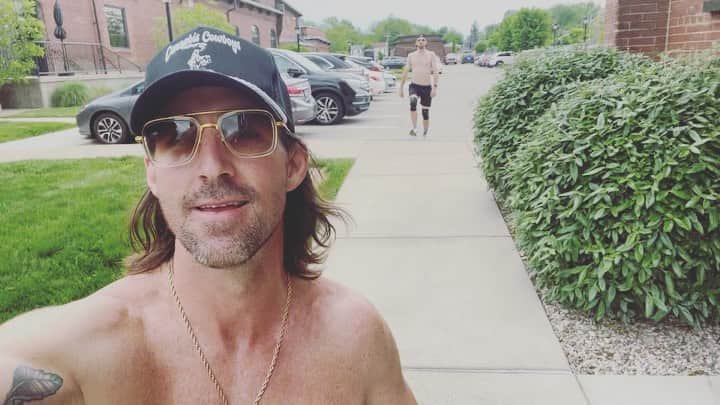 のインスタグラム：「Do you even lunge bro?   @corygfitness #maxeffort   I ain’t playin anymore. Game on.」
