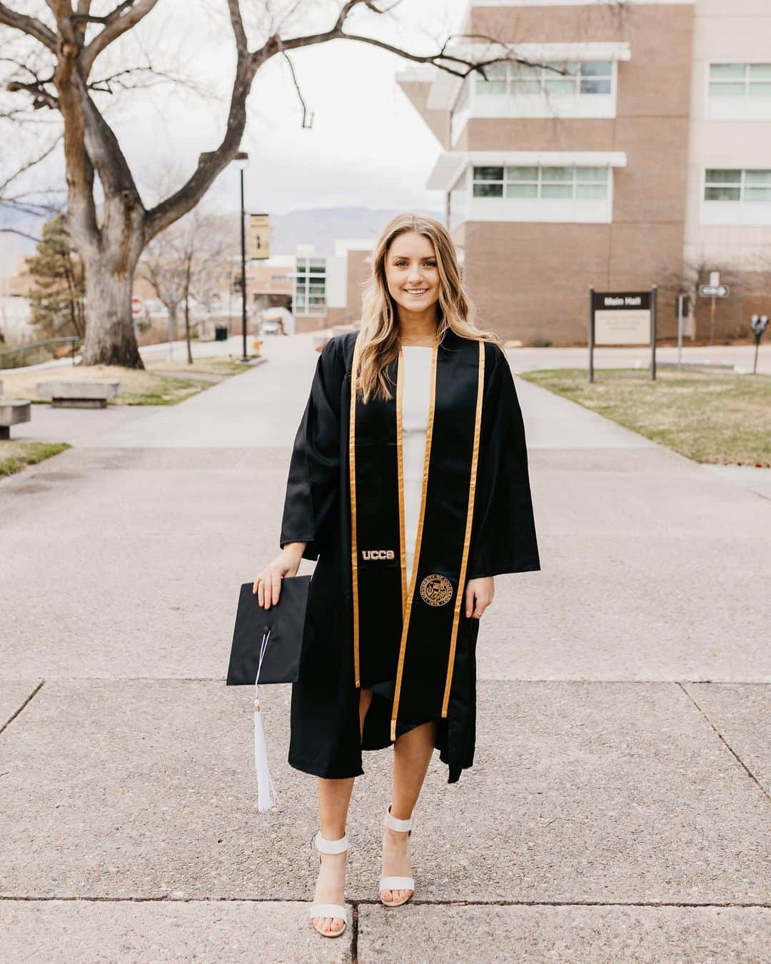 Paige Rydbergのインスタグラム：「T-1 week until I am a college graduate!  Growing up I was always under the impression that I had to choose between skating or school and that doing both was not a choice. When I graduated high school four years ago, I decided I was going to make the commitment to be a full time college student as well as a national/international level athlete. I wanted to prove to myself that doing both was possible. Now, I am here to say it IS possible! It was by no means a cakewalk, but this experience has taught me self-discipline to be successful in both my sport and my education. Closing my chapter on school is bittersweet, but the new opportunities ahead of me are even more exciting! Let’s goooo! 🎓🍾   thank you @sarnoldphoto for always being my photography queen🤍」