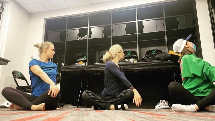 アレクサ・シメカのインスタグラム：「Warming up for our show in Cleveland, Ohio with a yoga session lead by @splashmadison! It was phenomenal! @starsonice @mariahsk8rbell」