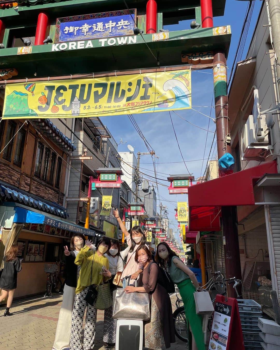 のインスタグラム：「GW #韓国旅行気分で  #大阪#コリアンタウン🇰🇷 #初めて行ってきた 大阪出身なのに 同級生たちもコリアンストリートは初めての人がほとんどだったので 観光気分を楽しめたよ👜  私は先週も新大久保に行ったばかり　🇰🇷 売っている物は変わらず 韓流グッズやコスメ 今回は何も買わなかったけど  #パクソジュン💕とハグしてきた😍  同窓会は 上本町へ移動して #焼肉　#明月館　へ #JK時代　に戻る 40年前の話し😅 みんなよー覚えてる あの頃、みんな 髪型は聖子ちゃん巻きだったなぁ」