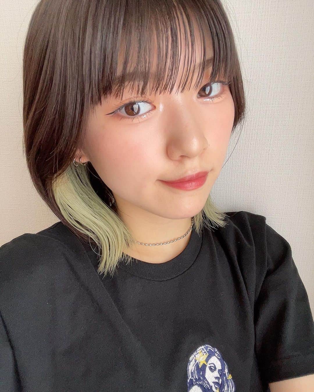 沢村りさのインスタグラム：「☺︎☺︎☺︎ ⁡ ⁡ #Lilyofthevalley #リリバリ #沢村りさ #ボブ #インナーカラー #緑 #ブリーチ #ブラウンメイク #メイク」