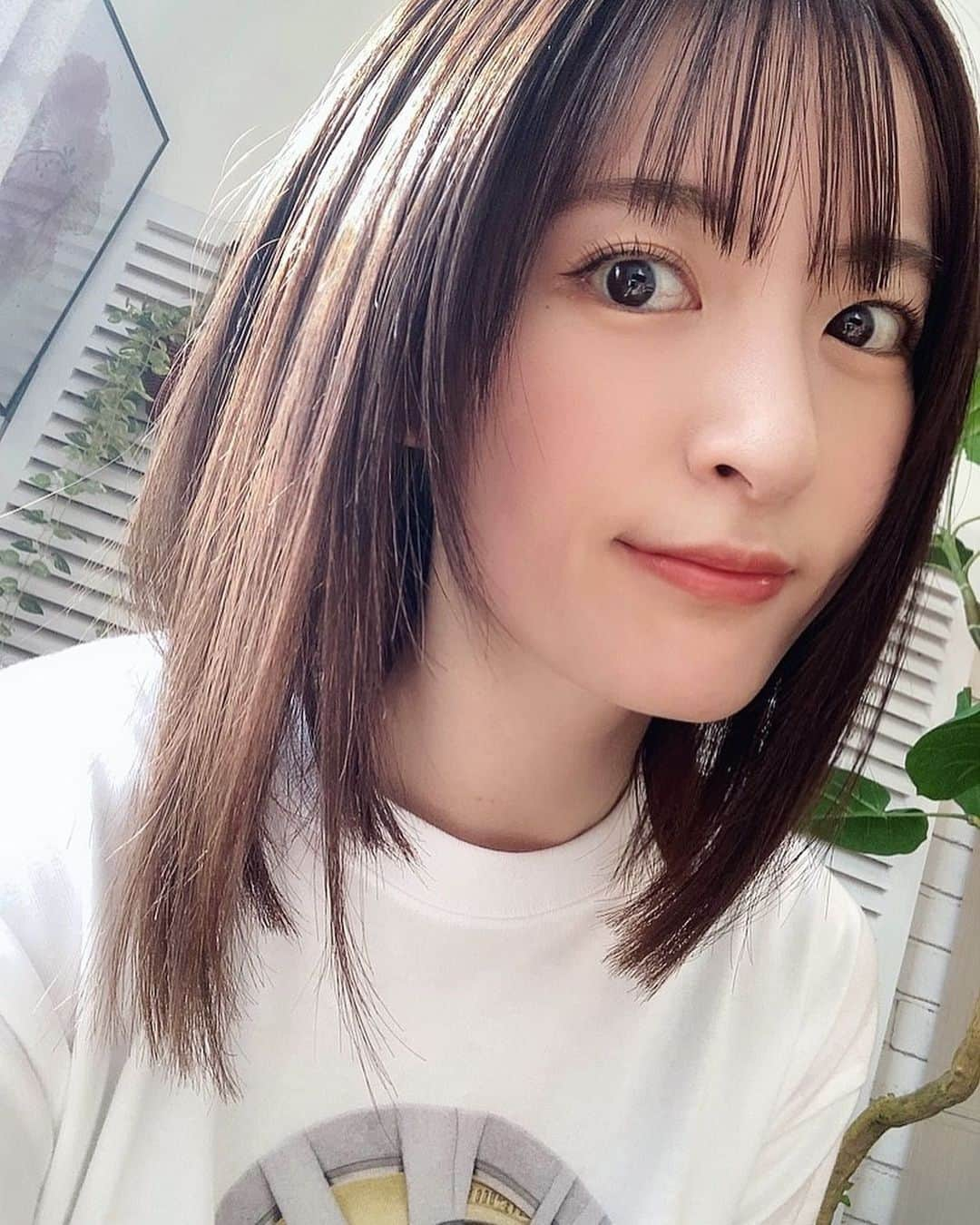 小松未可子のインスタグラム：「どもども。小松だよ。 みんなGWはどうでしたか？ ゴールデンに過ごせましたか？  私はというと、 仕事もお休みもありましたが  猫トイレを洗ったり 公園を散歩したり 美容院やネイル行ったり 領収書の整理をしたり 新しいMacBook Airが届いたものの USBポートやSDカード入れるところがなくなって驚愕したり (使ってたのが2017年以前のモデル) ラジバンダリ(これまだ伝わる？)  …まあ普通でしたね！  　 ところで最近悩んでるんですよ。  インスタって写真10枚載せられるじゃない？ なんか…一枚だけ載せるっていうのがなんとなく出来なくて…  コンビニでもね、一つだけ買うってやつが出来ないんですよ…  なんか今必要なくても二つ以上モノを買っちゃうんですよ…  これなんなんでしょうね…  というわけで、インスタの投稿も、 特に繋がりのない写真も一緒に載せちゃうんです。  ああ〜〜 一枚だけ載せてみたい〜〜〜  しかしそれって珠玉の一枚… 選ばれし一枚でしょう…？  ハードル高ェー！  なんなら  ❤️✌️  だけの投稿とかしてみたーい！ 無駄に文字書いちゃうー！  多分、令和のテンションに乗り遅れてるゥー！！  さて、落とし所も迷子になりそうなのでこの辺で。  明日放送の #さしぇな は小原好美ちゃんがゲストだよ！ ここちゃん〜！！ 素敵なマカロン頂きました😍 インスタの話もしてるよ！ ぜひ聴いてね❤️」