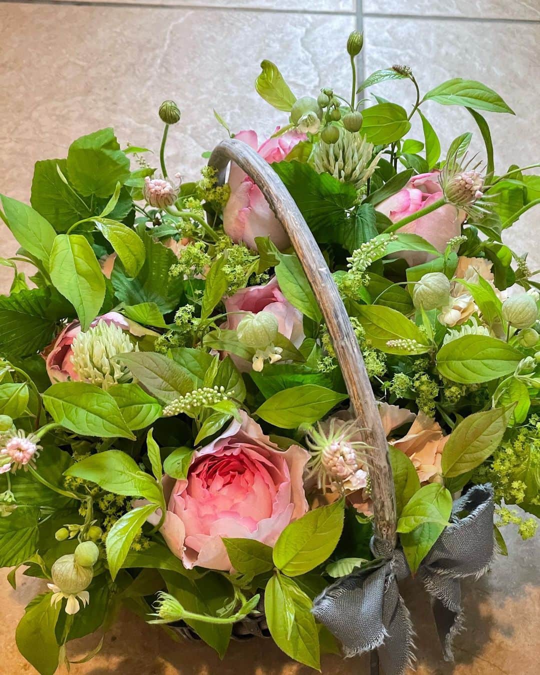 榊ゆりこのインスタグラム：「母の日のお花を @gracegroan ぷーる店長のお店にお願いしました❤️とっても素敵でボリューム感もありあり💐お値段以上のクオリティとボリュームです😄これもらったら嬉しいな😊 お花はやっぱいいですね✨✨✨ #母の日#母の日ギフト#母の日の花#フラワーアレンジ」