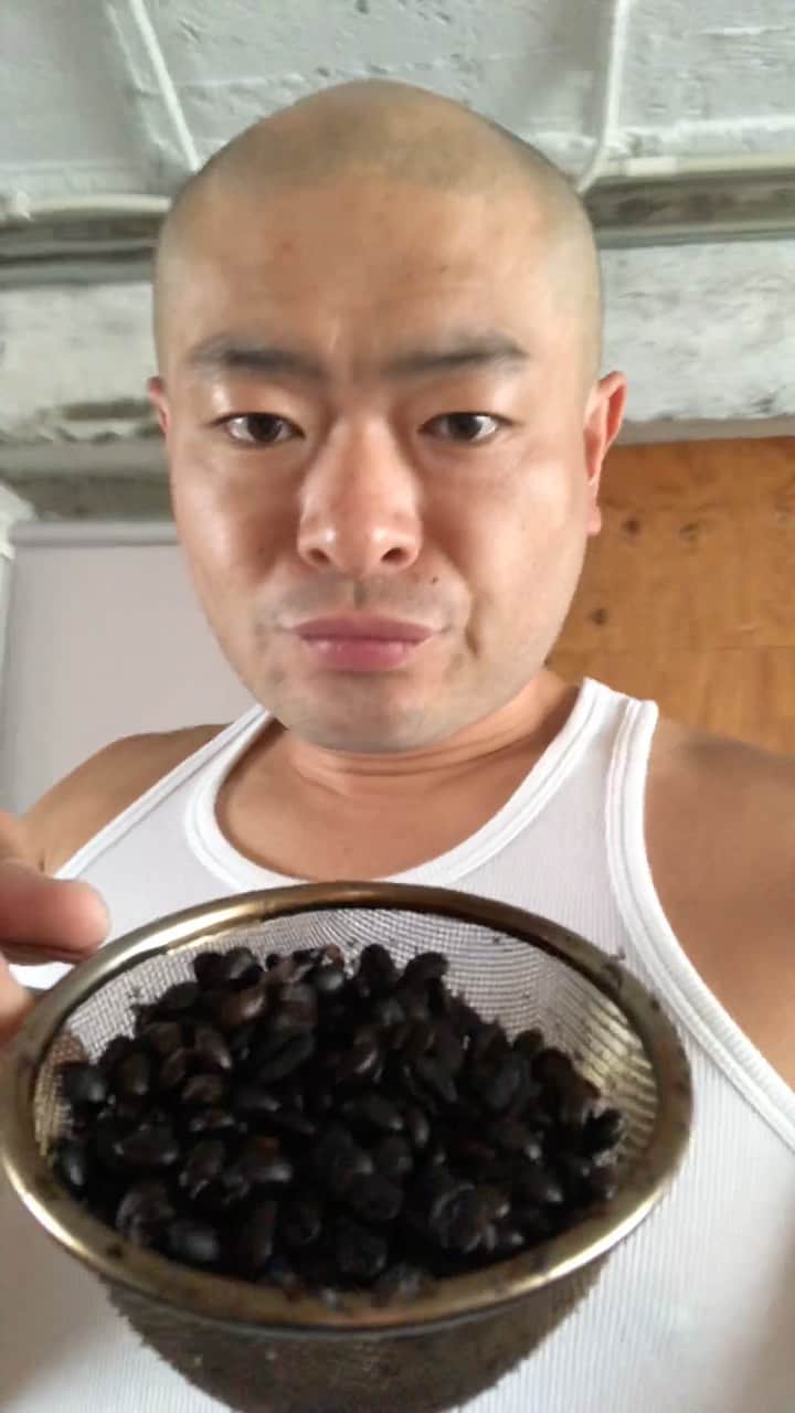 あばれる君のインスタグラム：「リクエストに応えてカメラ目線多めでコーヒー豆焙煎しよっか。」