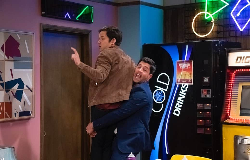 ネイサン・クレスのインスタグラム：「New episode of @iCarly is out today, guest starring our pal @shuapeck!! Not only was it an honor to work alongside him as an actor, I had the privilege of directing this episode as well. I don’t care if they made me wear a chicken suit while I did it. They can’t take that away from me!!!!! @mirandacosgrove and I just finished a live watch party over on Twitter, so go press play and check our feeds for the inside scoop ✌️」