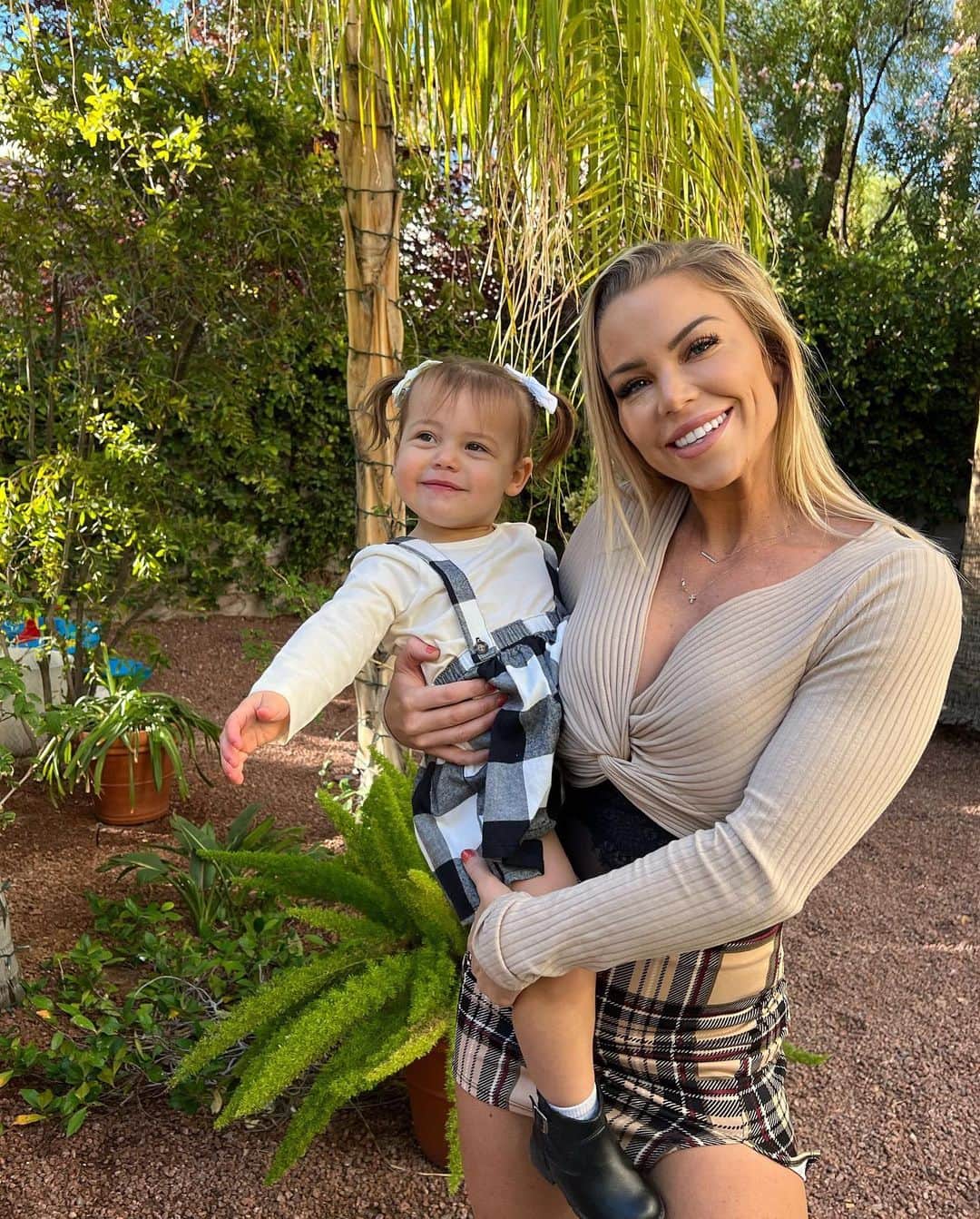 Lauren Drain Kaganのインスタグラム：「I know I’m a day or two early for Mothers Day but it’s weighing heavy on my mind that just 8 months ago I was on the brink of depression, feeling suicidal, lost, a failure, attacked, full of shame, guilt and a million other negative emotions. I thought I wasn’t worthy to be a mother or a daughter. I felt discarded, abandoned, worthless, useless and hopeless. I am so happy I was surrounded by my anchors that pulled me back to the light: my daughter, my husband and my sisters. They helped me overcome my PTSD panic attacks and many fears and anxieties that were plaguing my life. I can now celebrate my motherhood with peace and happiness. If you feel low, just know we are all going through battles and remember to anchor yourself back to your blessings and blessed beings in your life. They can be life changing. Forgive yourself. And forgive others. It is way harder than it sounds. But it is possible. I had to do prayers, therapy and plant medicine (ayahuasca) to get any sign of relief. But it came and for that I am happy and will do what I can to help others come out of their dark hole to the light. Don’t refuse to be helped. Don’t be ashamed to get help. We all drown sometimes. But we must swim and reach out for the life rafts and anchors in our life. Thank you, God & friends. 🙏🏽💖🌈」