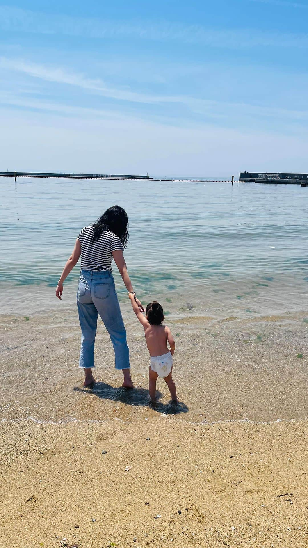 テイラー鈴木のインスタグラム：「Took a trip to Kobe to see part of Noah’s roots 🤍 This little boy is a fishy just like his mommy and even though the water was cold, he could’ve stayed in it all day! Love watching him explore and take everything head on. You’re amazing little man 🤎 #神戸　#ゴールデンウィーク #こどもの日」