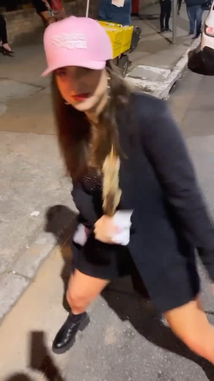 Bruna Unzuetaのインスタグラム：「Olha ela no baile, com espetin de minhau e dançando psy」