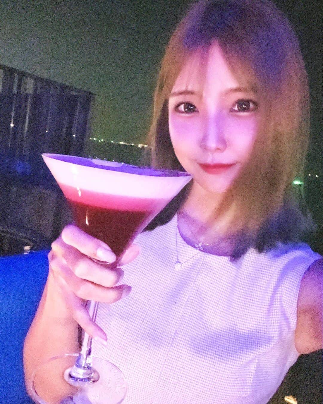 みまるのインスタグラム：「📍HORIZON 🏨Hilton Pattaya Hotel 34Floor  ヒルトンパタヤホテルのルーフトップバー🍸🥃 全体的に暗くてメニューもライトで照らして見る感じ💡 ここ最高だったなあ🫣💙💙💙 飲んでるお酒は、 BREAKFAST AT TIFFANY'S✨ って名前🥹🥹🥹名前で選んだ🥹 こうゆう洒落たお酒普段飲まないから飲みかたわからない😶‍🌫️  #みまる #mimaru #🇹🇭 #海外移住 #タイ #バンコク #タイ移住 #バンコク生活 #bangkok #thailand #海外生活  #海外旅行  #ナチュラルライフ #干物女 #干物妻 #youtuber #バンコク情報  #みまるチャンネル #在タイ日本人 #在タイ #バンコク駐妻 #バンコク観光 #バンコク旅行 #ヒルトンパタヤ #horizonrooftopbar #hiltonpattaya #ルーフトップバー #パタヤ旅行 #パタヤビーチ #pattayanightlife」