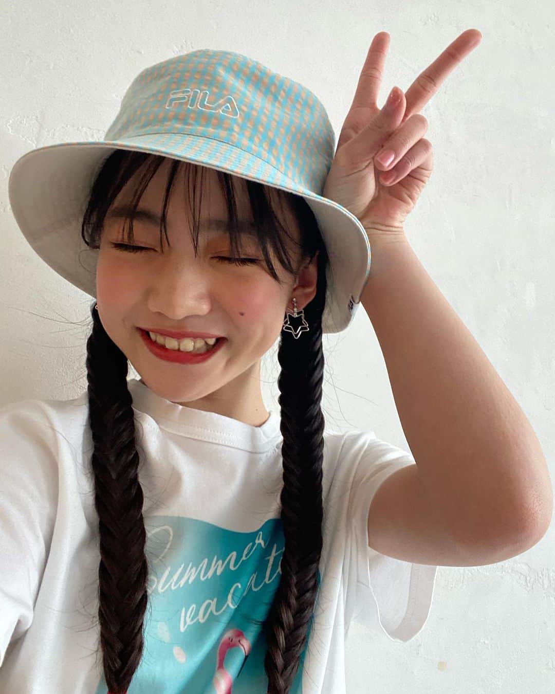 ニコ☆プチのインスタグラム：「. . ニコ☆プチ6月号 ×インスタグラム連動企画⭐️ . @anna.official.111  . インスタグラマーあんにゃ😻💖 のオフショ公開☆☆ 自撮りするときは、 プリントTとバケハで上半身盛り♪ . ティックトッカーユメナも、 連動するからチェックしてね💐✨ . ニコ☆プチ8月号P70-71 『ティックトッカー・ユメナ＆インスタグラマー・あんにゃのみっちゃく！！バズりデイズ☆』をチェックしてね🌈💖 . #星乃あんな #ニコプチ」