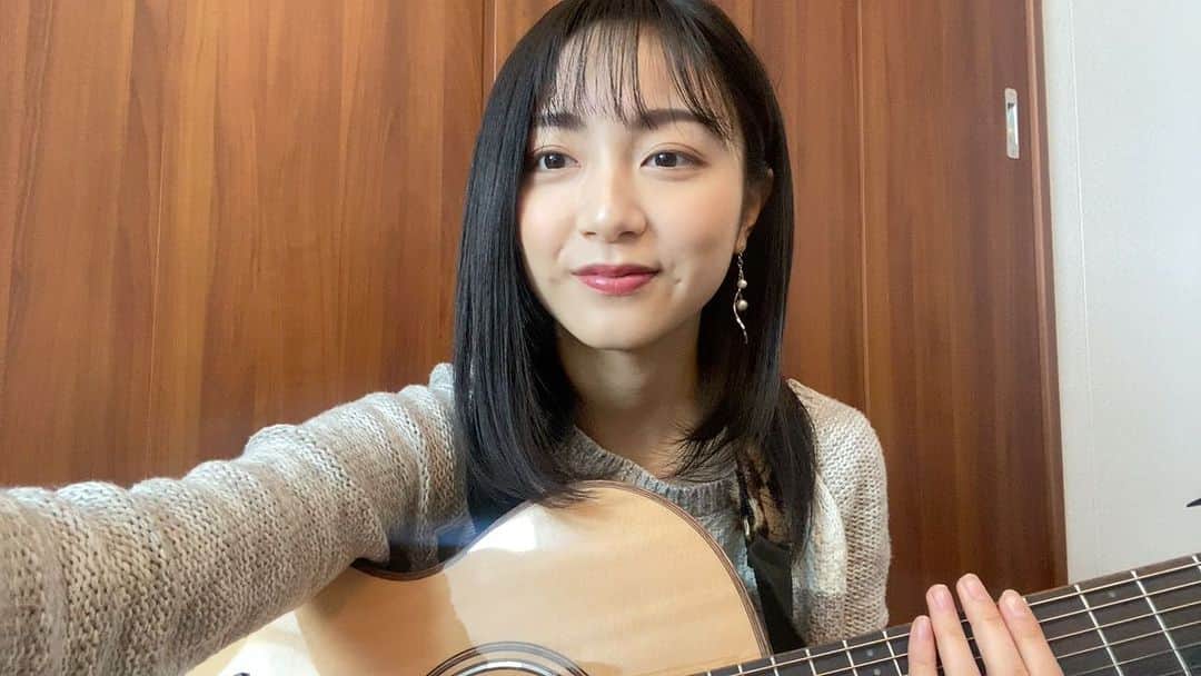 フジテレビアナウンサーのインスタグラム：「. 私の“ハッピー”は、歌うことです😚  「知ってるよ！」なんて声が聞こえてきそうですが、シェアさせてください。(笑)  今回はVaundyさんのnaporiをカバーしました！  このゆったりとしたお洒落な曲調が好きで、よく歌っています🙆🏻‍♀️  落ち込んでいる時。 緊張している時。 とりあえず好きな曲を口ずさんでみてはいかがですか？ きっと少しだけ8ッピーな気持ちになるはず🙏🏻  ゆる〜く歌っているので、 ゆる〜くご覧ください😊  #フジテレビアナウンサー #佐久間みなみ #8ッピー」