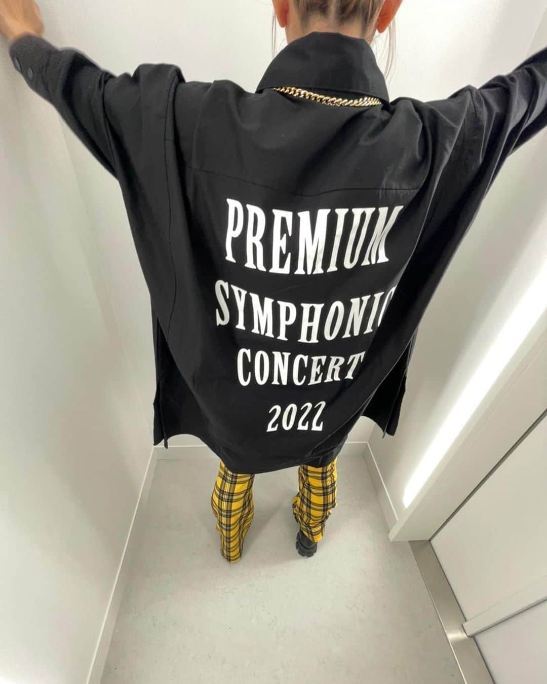 倖田來未さんのインスタグラム写真 - (倖田來未Instagram)「. 「billboard classics KODA KUMI Premium Symphonic Concert 2022」グッズのシャツとネックレスこんなかんじー 昨日22時からEC販売始まってます！ 売り切れごめん！です！！ ⁡ 「billboard classics KODA KUMI Premium Symphonic Concert 2022」は、特にドレスコードないですー！ ⁡ 好きなファッションで、おそらく2度とないオーケストラくみこライブ！！ ⁡ ぜひとも堪能しにきてくださいねー！！！ ⁡ #billboardclassics #PremiumSymphonicConcert #初の #オーケストラライブ #グッズ #kodakumi #倖田來未」5月7日 11時26分 - kodakumi_official