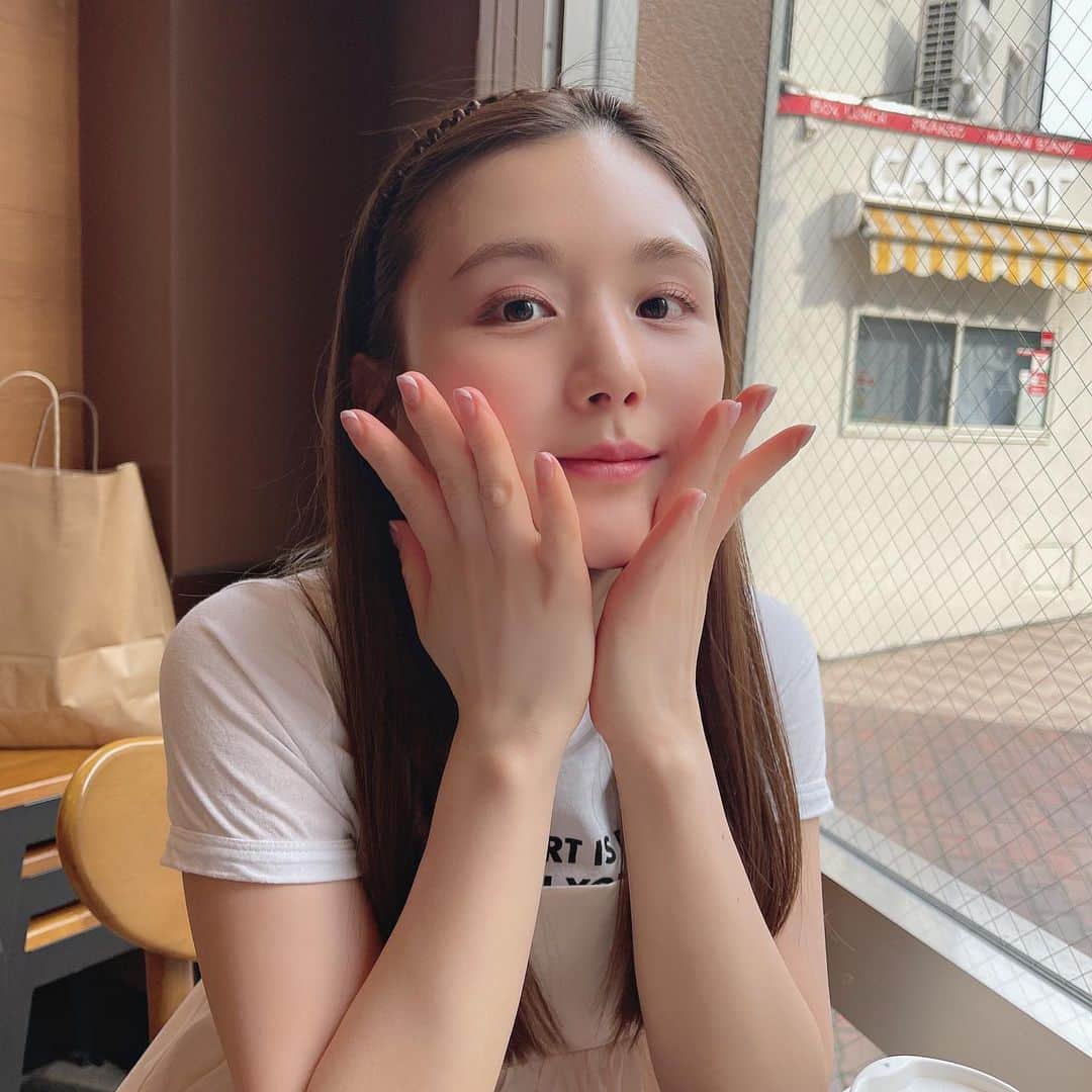 ひよんのインスタグラム：「👸💓  最近前髪上げるスタイルにはまっている💛 あんまり髪も巻かなくなった🥲 どストレートが気分❣️  どんなヘアスタイルが流行っているのだろうか🤔🤔  #ひよん #ひよんヘア #ヘアスタイル #ヘアアレンジ」