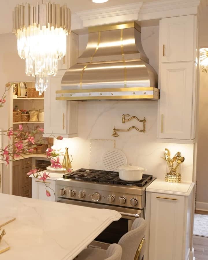 のインスタグラム：「#KitchenAidAmbassador Since I finished my kitchen remodel, I have been getting a lot of questions about the @kitchenaidusa appliances I chose for our kitchen. So excited to give you all a full tour! #ad」