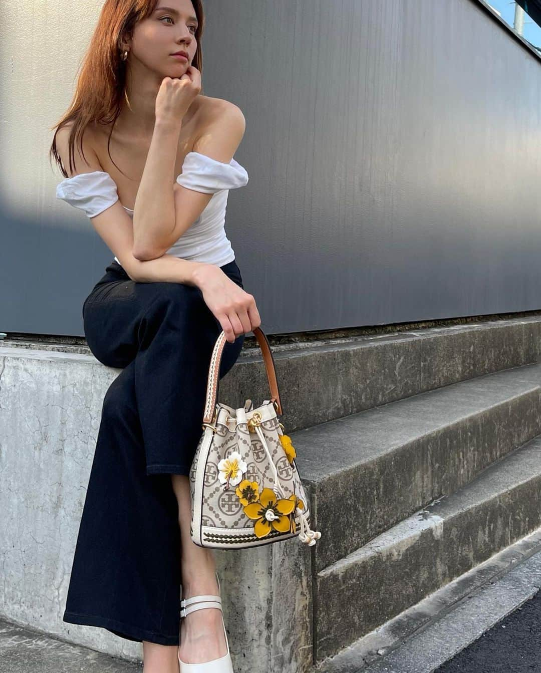 ALEXAさんのインスタグラム写真 - (ALEXAInstagram)「💐✨ @toryburch #ToryBurchSS22 #トリーバーチ #Tモノグラム」5月7日 14時09分 - alexa_luczak