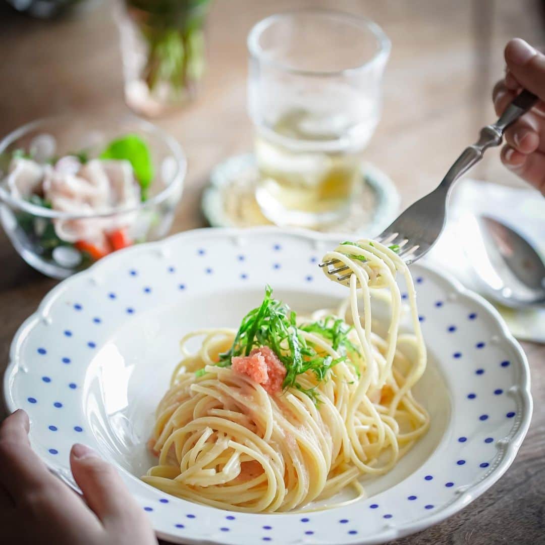 ひとみのインスタグラム：「明太子パスタ  お友達と一緒に食べるご飯は美味しいね( ´꒳` )  もちろん福岡土産の明太子.ᐟ .ᐟ .ᐟ オススメしてもらった稚加榮の明太子が本当に美味しかったー💓  贅沢にもエシレバターを使ってパスタにいたしましたーー( ¯︶¯ )  またしてもQOL爆上がり⤴︎ ⤴︎」