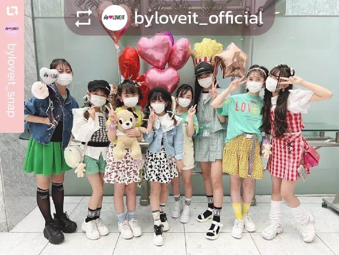 出井愛華のインスタグラム：「🌈#プチコレ2022 🌈  @byloveit_official @byloveit_snap  さんからのRepost🐻🍒  bvLOVEiTステージのみんなと💕  最後バタバタしちゃって💦 12名全員で撮れなくて💦 みなさん本当にありがとうございました✨✨✨  AIKA 150cm/150着用 #小5 #小学5年生  Tops,Bottoms,Socks,Shoes,Bag #バイラビ #バイラビット #byLOVEiT #バイラビコーデ   #ナルミヤインターナショナル #ナルミヤオンライン   #バイラビステージ  #バイラビットステージ  #byLOVEiTステージ  #ブランドステージ  #プチコレ   @byloveit_official by @easy_repost_app ---------------------------------------- プチ☆コレ2022 バイラビコーデで参加したみんな♡ ありがとう♪  #小学生女子 #小学生コーデ  #キッズコーデ女の子 #こどもふく #js6 #js5 #js4 #js3 #js2 #js1 #ニコプチ #ニコプチキッズ @narumiyaonline_official  repost @byloveit_snap via @PhotoAroundApp  by♡loveit プチ☆コレgirls💖  プチ☆コレ2022 @nicopuchi_official  バイラビコーデで参加したみんな♡ ありがとう✨ (こちらにのお写真にはいないけど きらら©︎ @kirakirasoraran )  そして❤️ただいま✨ 阪急うめだ本店 & 博多阪急店だけの 限定缶バッジをプレゼント中です❣️❣️ バイラビ商品をお買上げで もれなくCuteな 限定缶バッジを1つプレゼントします❣️ (無くなり次第終了です) GWはぜひ☆ 可愛いが大渋滞中の 阪急うめだ本店 & 博多阪急バイラビに 遊びに来てね♡  <阪急うめだ本店 &博多阪急店では> リモオーダーや代引きでも お買物も出来ます❤️ ご利用お待ち致しております😌✨  ↓ ↓ ↓ 阪急by♡loveitの商品が ご自宅や外出先からでも スマートフォンでご注文頂ける リモートショッピングオーダーサービスを承っております❣️❣️✨  ●リモオーダー (阪急百貨店 リモートショッピングサービス) ※ペルソナ・Sポイントカードご利用の優待やポイント付与もございます。  ●代引き配送  を、承っております❣️❣️  (※阪急百貨店クレジットカードのペルソナカードを お持ちならペルソナカード決済もお受けしております😌✨✨✨)  皆様からの ご利用お待ちいたしております❣️❣️ ・ @byloveit_official  ニュースからページをチェックしてね♡ ・ バイラビでオシャレを楽しもう❣️❣️ ・」