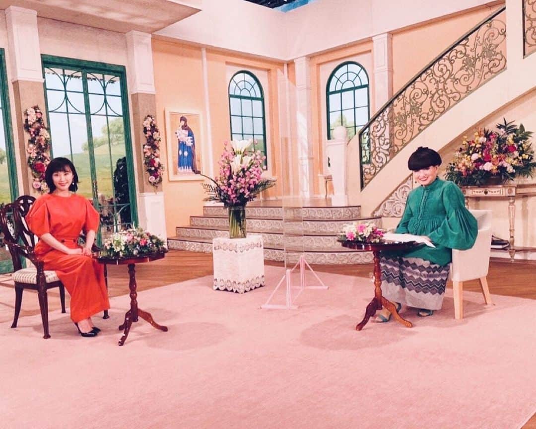 山口もえのインスタグラム：「・  2年ぶりに「徹子の部屋」に出演させて頂きます📺 徹子さんの優しさに包まれながら 色々なお話を… 是非ご覧頂けたらと思います♪(*´∀｀*)  5月9日(月)13:00〜13:30 EX「徹子の部屋」  #TV#徹子の部屋 #黒柳徹子 さんと💕 #楽しくて嬉しい時間はあっという間 #全身 #元気になる #オレンジカラー にしたよ♡ #セットアップ #🍊」