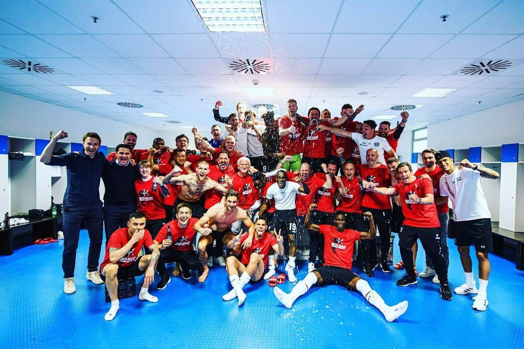 ルーカス・フラデツキーさんのインスタグラム写真 - (ルーカス・フラデツキーInstagram)「The boys are back again! ⭐️ @bayer04fussball」5月8日 2時28分 - lhradecky