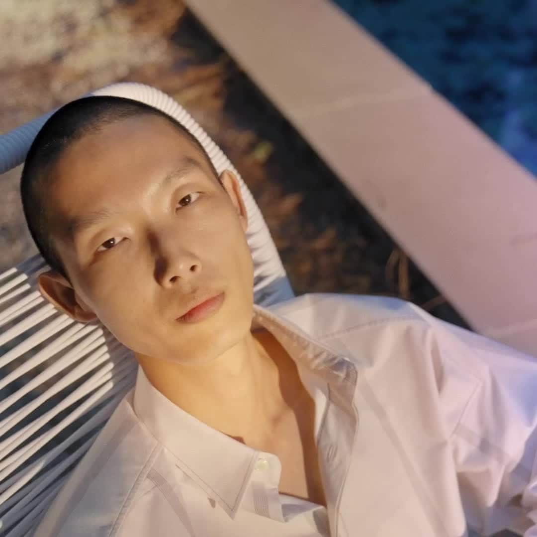 サルヴァトーレ・フェラガモのインスタグラム：「Where to next? Set your mind onto the next holiday escape and pack your essentials only after selecting your new #FerragamoSS22 looks.⠀ Click the link in bio to discover more.」