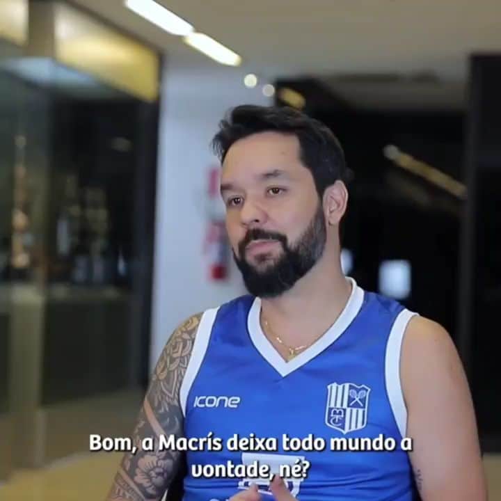 ウィリアム・アルジョナのインスタグラム：「Muito bom bater essa bola e levar um outro lado do nosso trabalho pra vc que #vcfazpartedamagia!! Valeu feras e obrigado pela sua torcida que faz sempre a diferença!! 👊🧙‍♂️🙌  Reposted from @mtcvolei Bate-Papo do Paredão Azul: Honorato, Macrís, William e Kisy 💙  Os atletas do Fiat/Gerdau/Minas e Itambé/Minas se encontraram e conversaram sobre vôlei, juventude e experiência, Superliga, Sul-Americano e muito mais...  🗣 O bate-papo completo você encontra no nosso YouTube/MinasTCOficial   #FiatGerdauMinas #ItambeMinas #ParedãoAzul #VaiMinas」