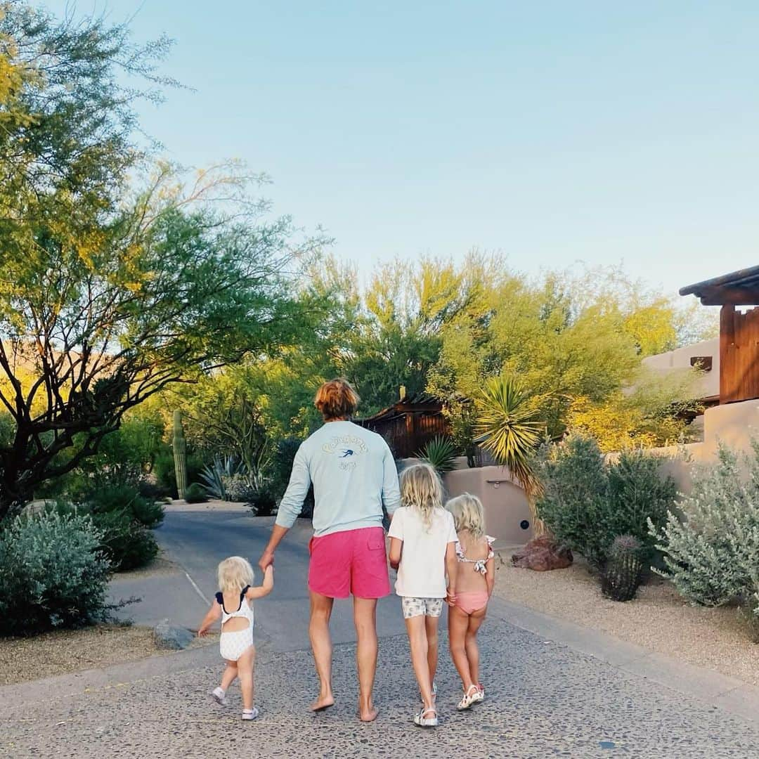 エリック・クリスチャン・オルセンのインスタグラム：「Deep mindful Breath. This is our first time in a hotel since before the pandemic, and only the second time we've seen grandma. Feeling overwhelmed with gratitude and joy to be sharing this experience connecting our family again at @fsscottsdale. Life is spectacular but fleeting, celebrate and the ones you love and the special places that spark that joy.」