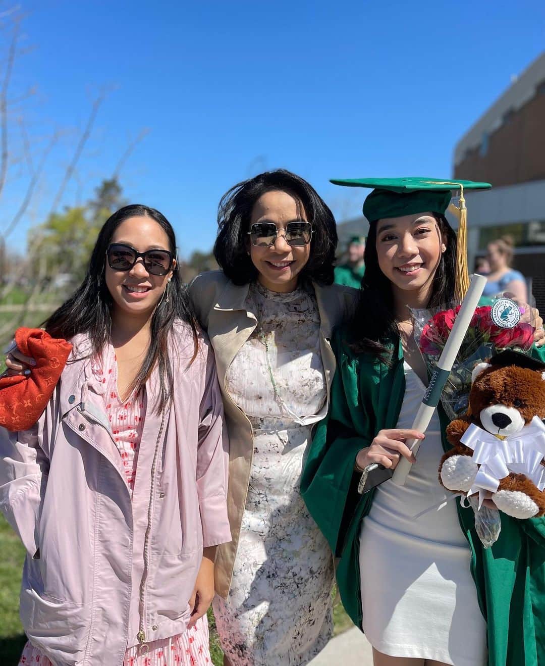 シータ・ラムサムさんのインスタグラム写真 - (シータ・ラムサムInstagram)「🎓ya gurl did it everyone! 🥳bachelors degree ✅  💚thanks for everything undergrad🤍  📸: @poooooooommmmmm for literally all my grad photos starting from october ‘21 (defs the roon nong of the year)」5月8日 1時44分 - palmipalmtrees