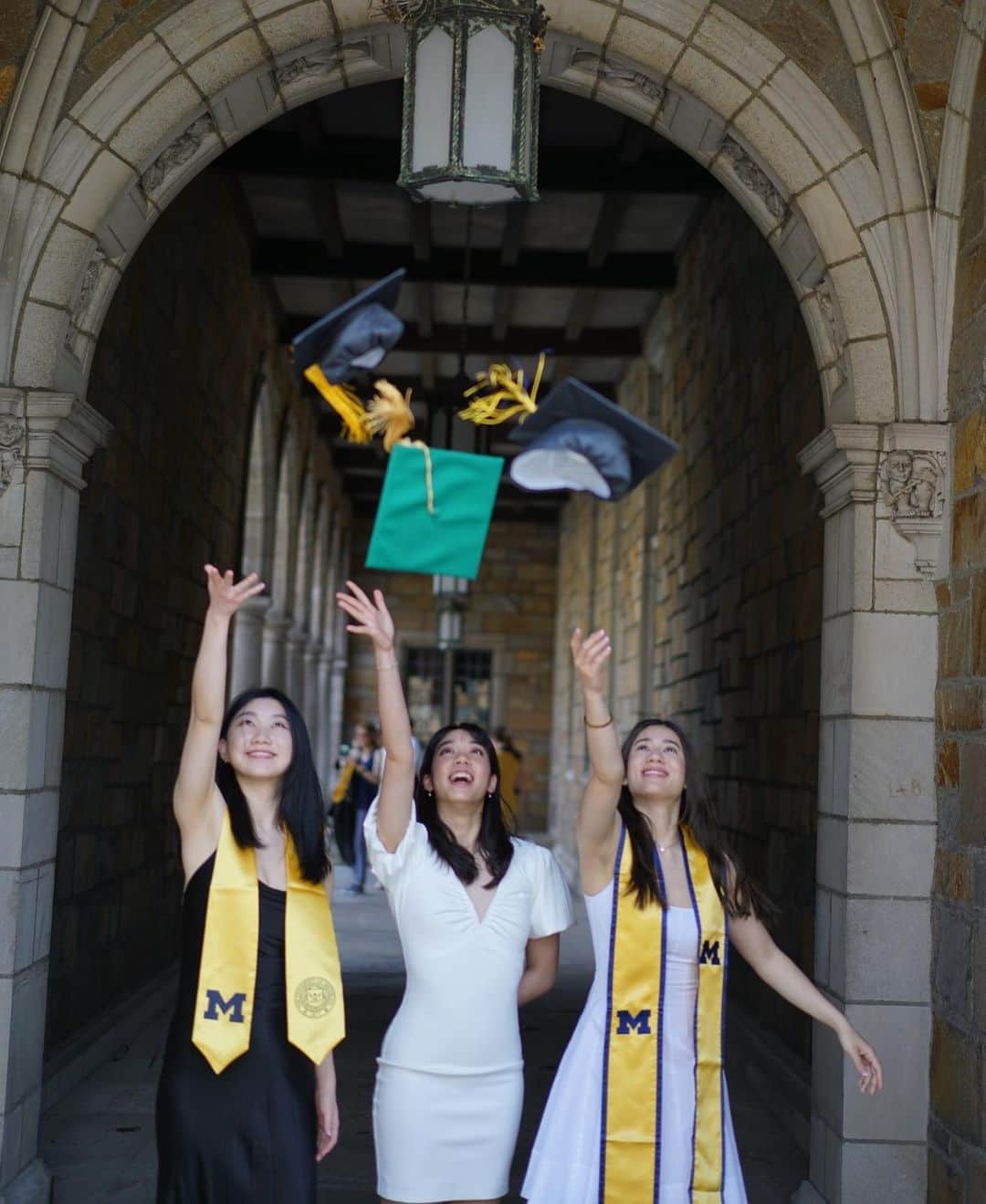 シータ・ラムサムさんのインスタグラム写真 - (シータ・ラムサムInstagram)「🎓ya gurl did it everyone! 🥳bachelors degree ✅  💚thanks for everything undergrad🤍  📸: @poooooooommmmmm for literally all my grad photos starting from october ‘21 (defs the roon nong of the year)」5月8日 1時44分 - palmipalmtrees