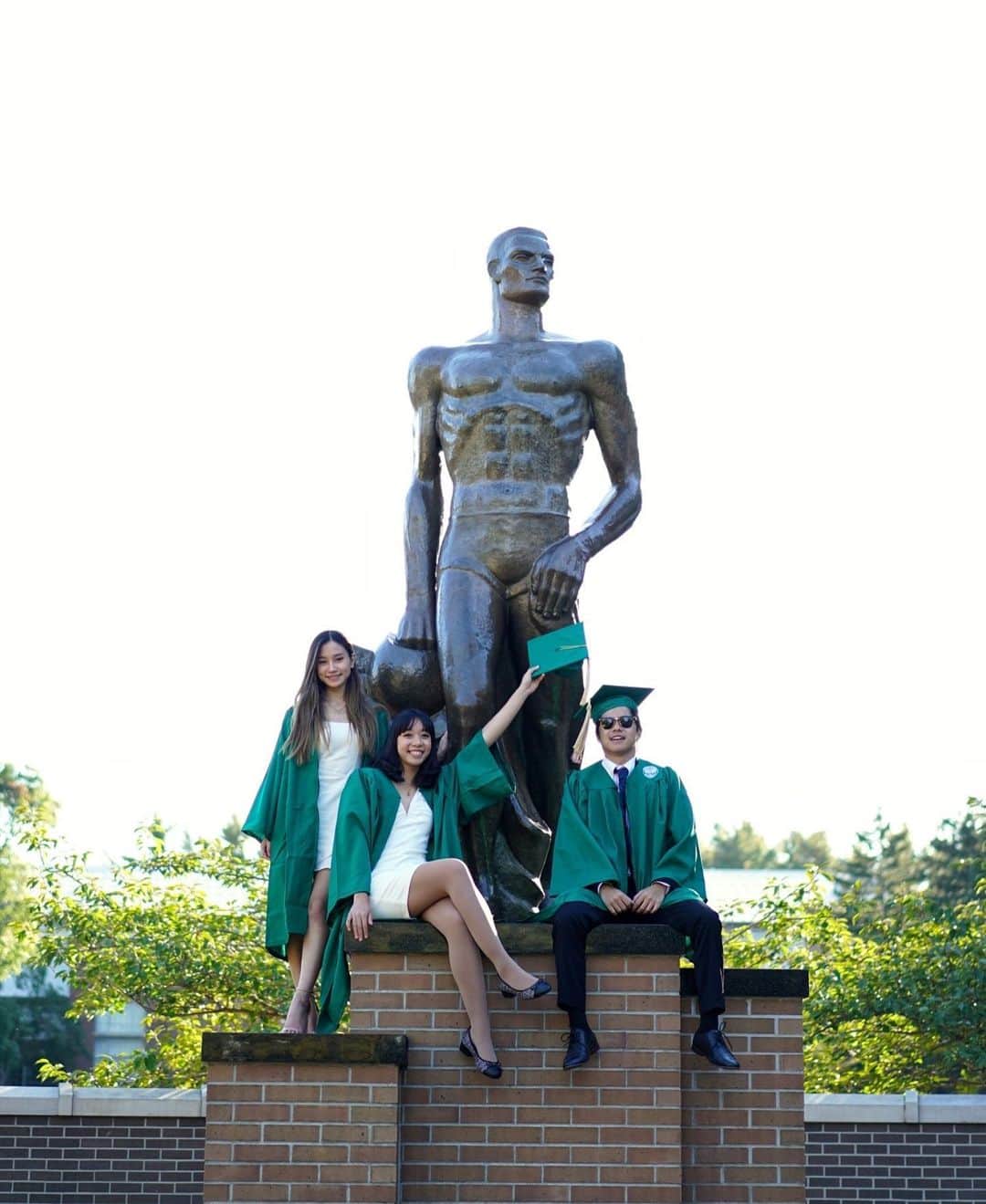 シータ・ラムサムさんのインスタグラム写真 - (シータ・ラムサムInstagram)「🎓ya gurl did it everyone! 🥳bachelors degree ✅  💚thanks for everything undergrad🤍  📸: @poooooooommmmmm for literally all my grad photos starting from october ‘21 (defs the roon nong of the year)」5月8日 1時44分 - palmipalmtrees
