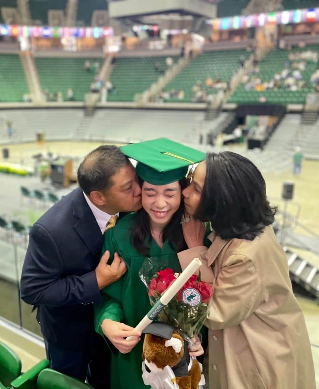 シータ・ラムサムさんのインスタグラム写真 - (シータ・ラムサムInstagram)「🎓ya gurl did it everyone! 🥳bachelors degree ✅  💚thanks for everything undergrad🤍  📸: @poooooooommmmmm for literally all my grad photos starting from october ‘21 (defs the roon nong of the year)」5月8日 1時44分 - palmipalmtrees