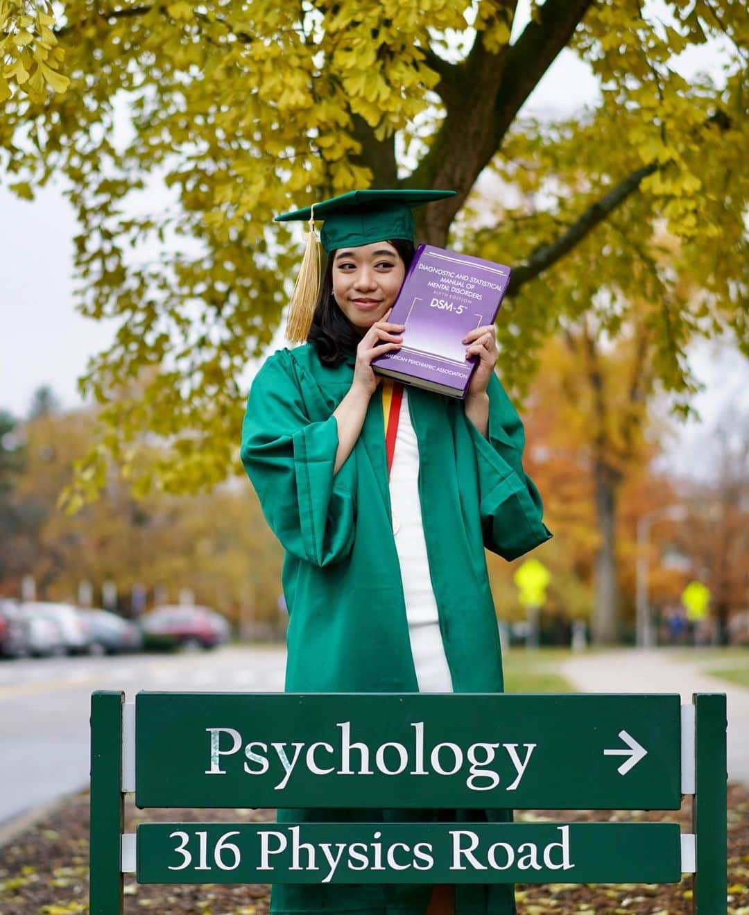 シータ・ラムサムさんのインスタグラム写真 - (シータ・ラムサムInstagram)「🎓ya gurl did it everyone! 🥳bachelors degree ✅  💚thanks for everything undergrad🤍  📸: @poooooooommmmmm for literally all my grad photos starting from october ‘21 (defs the roon nong of the year)」5月8日 1時44分 - palmipalmtrees