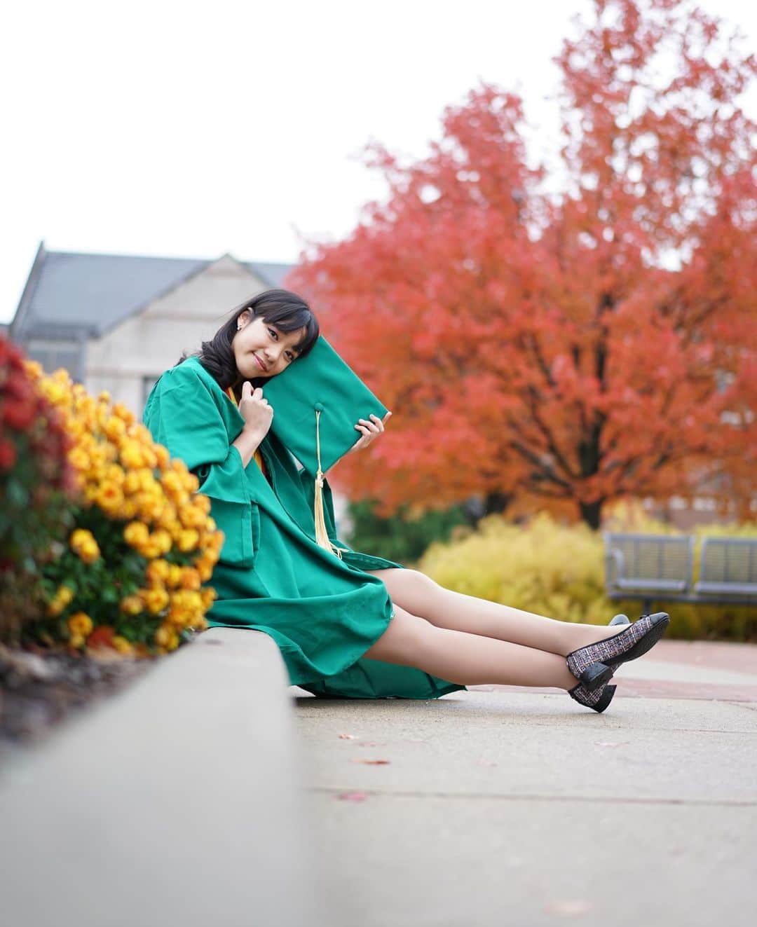 シータ・ラムサムのインスタグラム：「🎓ya gurl did it everyone! 🥳bachelors degree ✅  💚thanks for everything undergrad🤍  📸: @poooooooommmmmm for literally all my grad photos starting from october ‘21 (defs the roon nong of the year)」