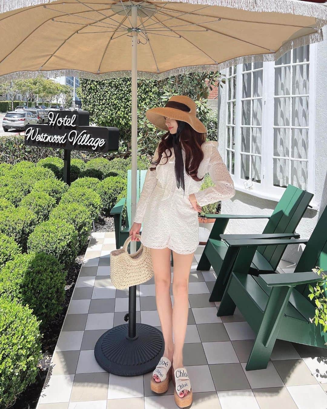 のインスタグラム：「𝒫𝒶𝓁𝒾 𝒽𝑜𝓉𝑒𝓁 💋 ヴィンテージ感がステキなホテル🏩💕 　 カジュアルガーリーなコーディネートをしていたのでピッタリでした👗🌼 　 最近日中が夏の様に強い日差しで大きな帽子が大活躍しています🫶🏻 　 帽子とロンパース @sheinofficial @shein_japan (Coupon Code：ISAKO(extra 15%~20% off, valid until 6/30) バッグ @grl_official  サンダル @chloe      残りのゴールデンウィークも楽しんでくださいね🥰 　  　 　 #カジュアルコーデ#カジュアルファッション#カジュアルガーリー#帽子コーデ#ロンパース#ショートパンツ#サンダル#カゴバッグ#grl#グレイル#プチプラコーデ」
