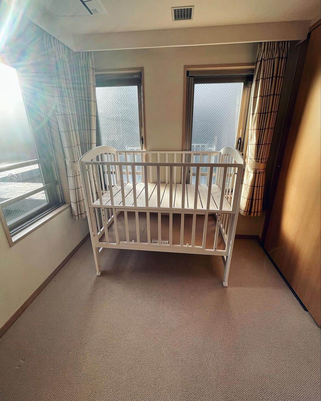 里海のインスタグラム：「小さなお部屋🏠 私が作ったベッドです🥰 作ってみたらなかなかの大きさでした😅 誰のお部屋でしょ〜う🥰」