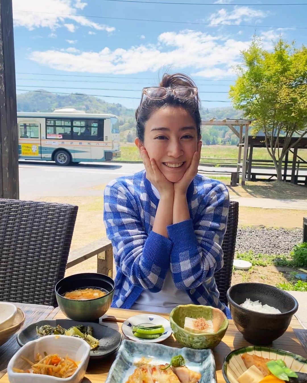 木嶋真優のインスタグラム：「歯は特に痛くないですpart2 朝ごはん食べてそのまま2軒目に行くって これはランチですか。なんですか。 なんでもいいですけど お気に入りのお花屋さんに とりあえず紫陽花を買いにきました。 みんな綺麗で迷いましたがなんとか買えました。 紫陽花はどうやって育てるんですか？って聞いたら お水をあげてくださいって言われたので 特に私のお花に対しての概念は覆されませんでした。至って通常運転です。 さて、綺麗な紫陽花を大切に育てます。 以上です。」