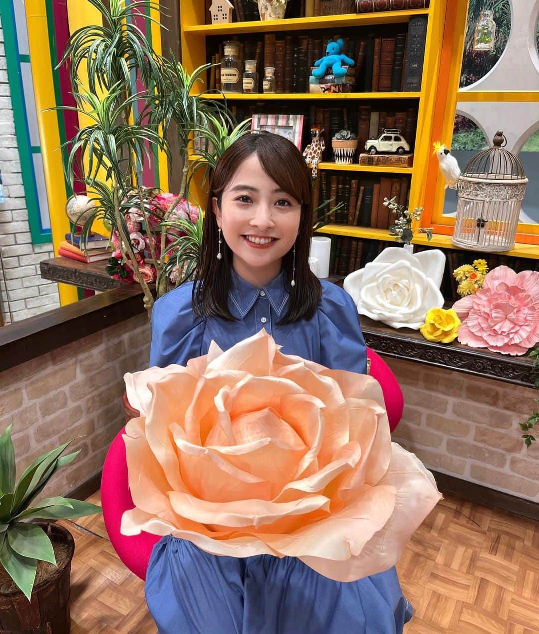 日比麻音子のインスタグラム：「王様のブランチ👑  やっぱりみんなが揃うスタジオが1番です☺️ しおりさんおかえり！と おおきなお花がスタジオにたくさん咲いていました💐  #王様のブランチ #TBS」