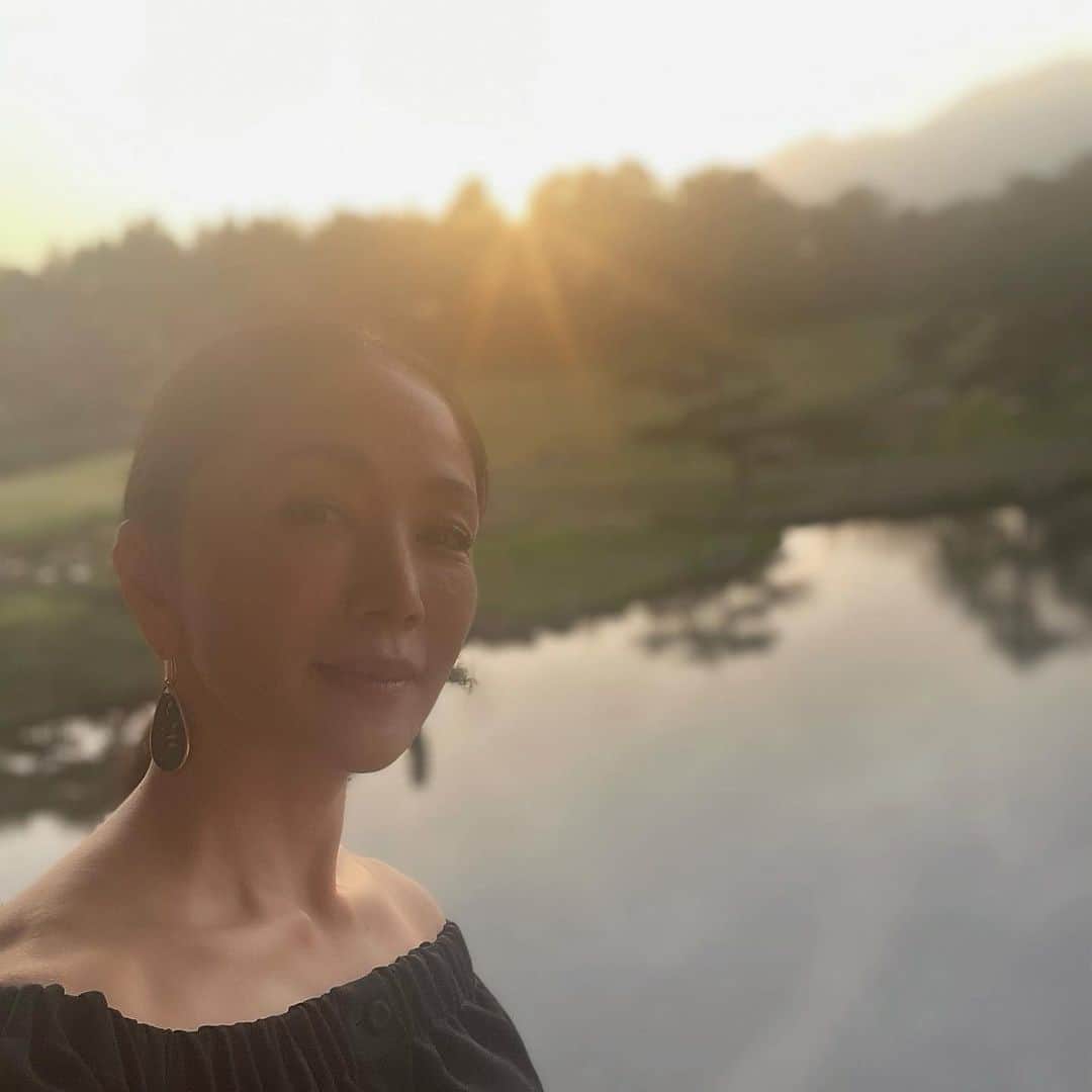 坂村かおるのインスタグラム：「昨晩の夕食は「無彩庵　池田」さんへ🍴 ・ フランス料理をベースに多種多様な食材の組み合わせや遊び心で楽しませて頂きました☺️ ・ 何度も何度もうなずき、舌鼓を打つほど‥こんなにも美味しいお料理に出逢えて感激‼️ ・ いや〜また絶対来たい‼️ ・ お気に入りのお店が出来ました☺️ ・ ・  いつも「いいね！」を頂きありがとうございます。 皆さんのコメントに元気を貰っています😊  #クィーンオブ美魔女 #team美魔女 #美ST #坂村かおる #トータルビューティーアドバイザー #美しく老いる #バランス #美容 #コスメ #ファッション #今日のコーデ #トータルバランス #お洒落な人と繋がりたい #コスメ好きな人と繋がりたい #美意識高い人と繋がりたい #美魔女 #美魔女が変わる #アップデートしてる人と繋がりたい #自分らしくアップデート #軽井沢 #無彩庵池田 #軽井沢おすすめディナー」