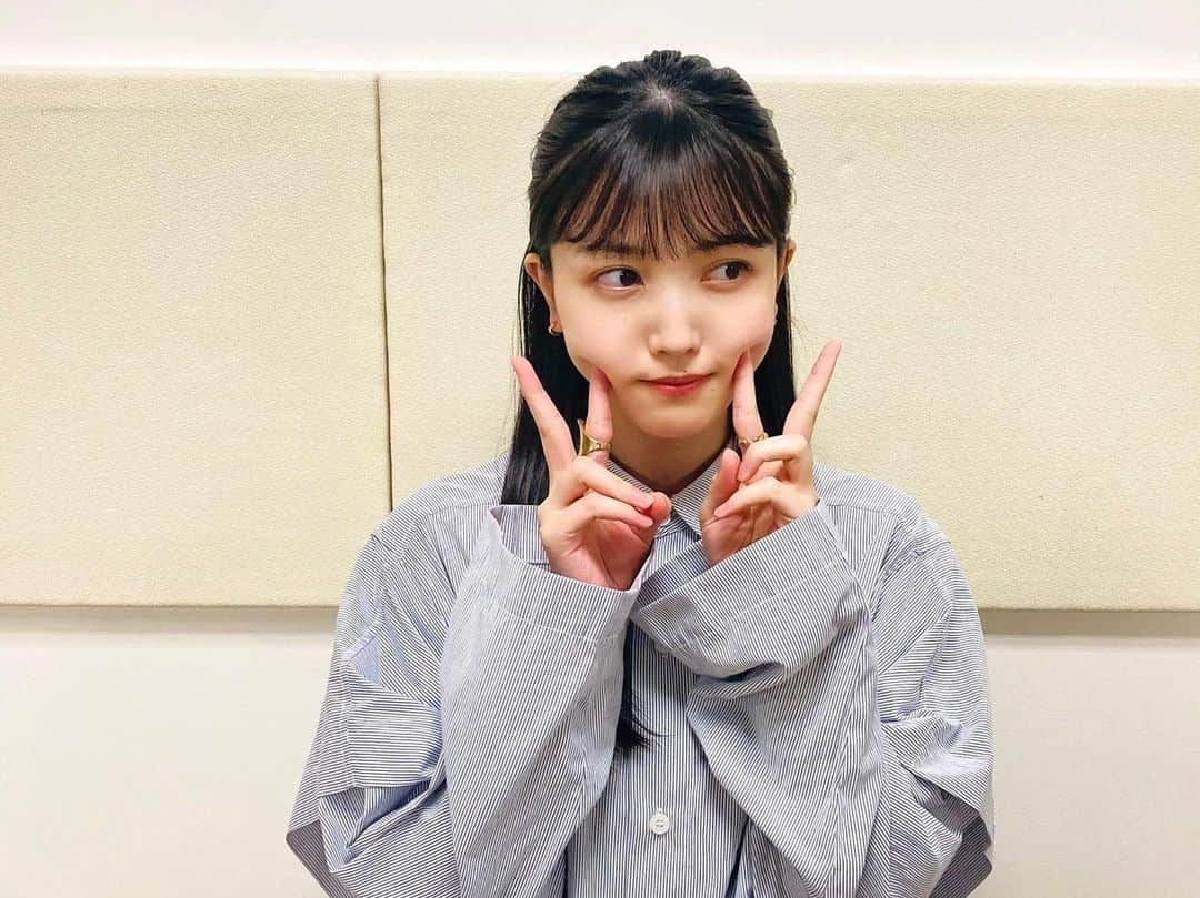 久保史緒里ファンアカウントのインスタグラム：「ハーフアップよき #乃木坂46 #久保史緒里 #久保ちゃん #久保ちゃん白すぎ可愛すぎ  #久保史緒里さんしか」