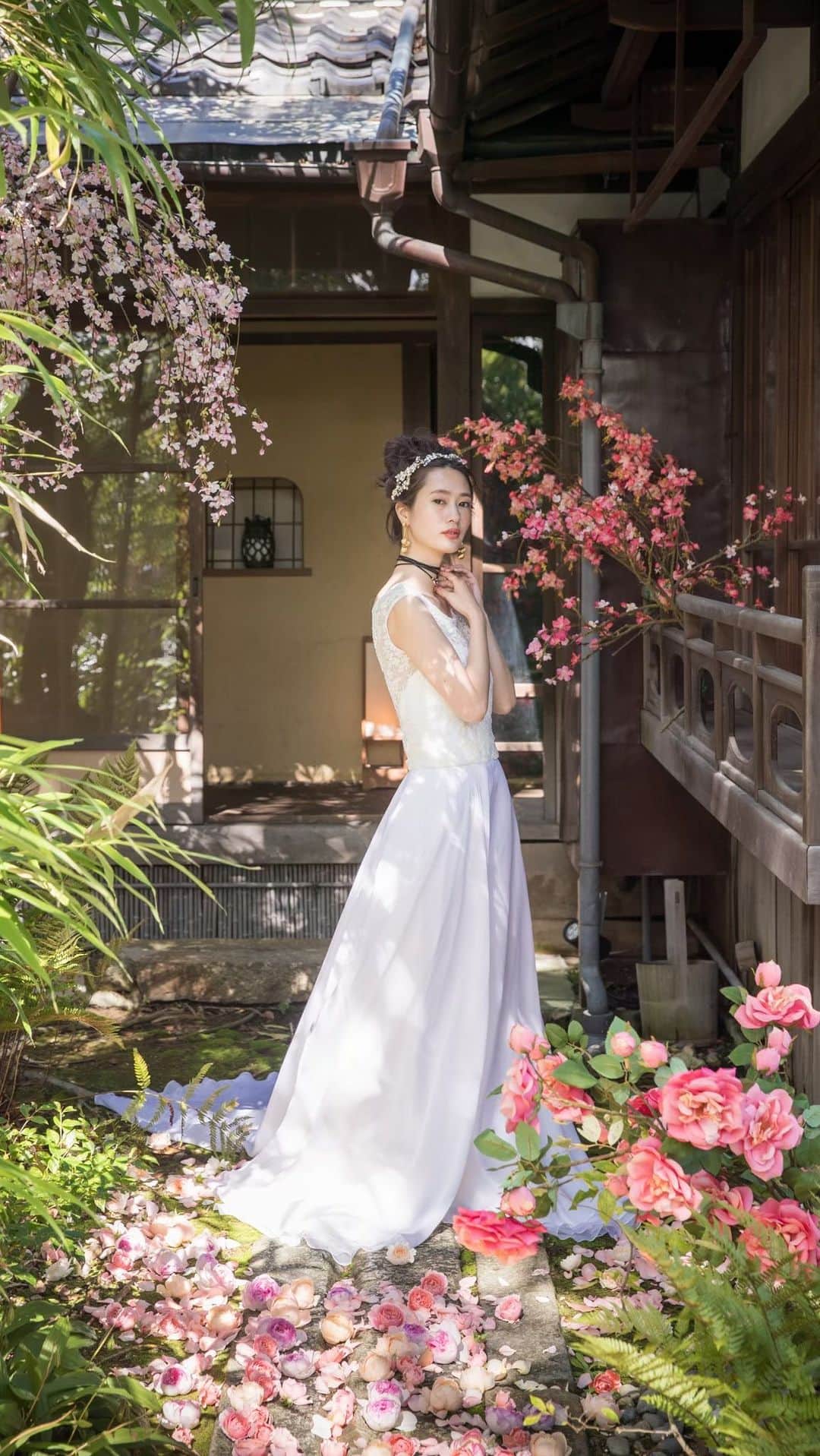 のインスタグラム：「. 徳川園×撮影  他のお写真やウェディングレポートは 下のアカウントより⇩ ▶︎徳川園ウェディング @tokugawaen_wedding ▶︎徳川園ウェディングレポート @tokugawaen_wedding_report  #徳川園花嫁 #徳川園花嫁レポ #ガーデンレストラン徳川園」