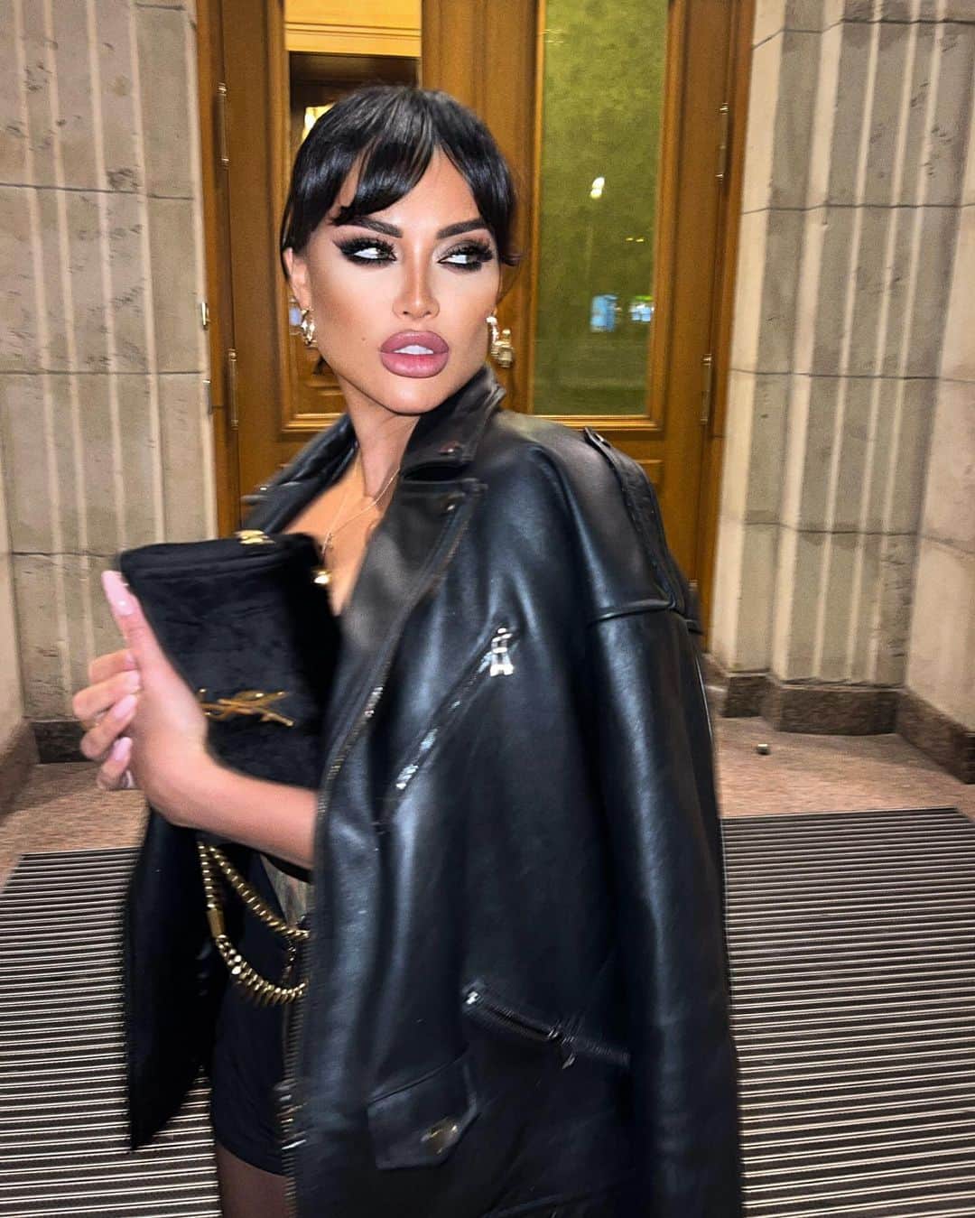 Nita Kuzminaのインスタグラム：「Охххх что будет через несколько дней.. Обожаю это чувство предвкушения, которое так сладко изводит меня.. ммммм.. 😈⛓♠️🔪」