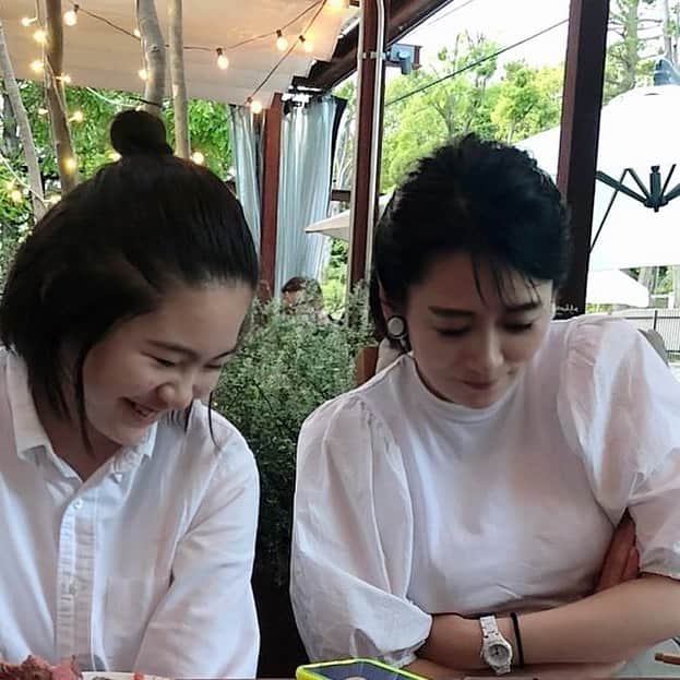 のインスタグラム：「姪っ子とテラスで夕飯を。  ナメクジウォッチング！ 私が落とした椎茸か？いや、ナメクジじゃない？  だんだん若かりし頃の私に似てくる姪っ子😏 このままムキムキになっていくのね〜ふふふ♪」