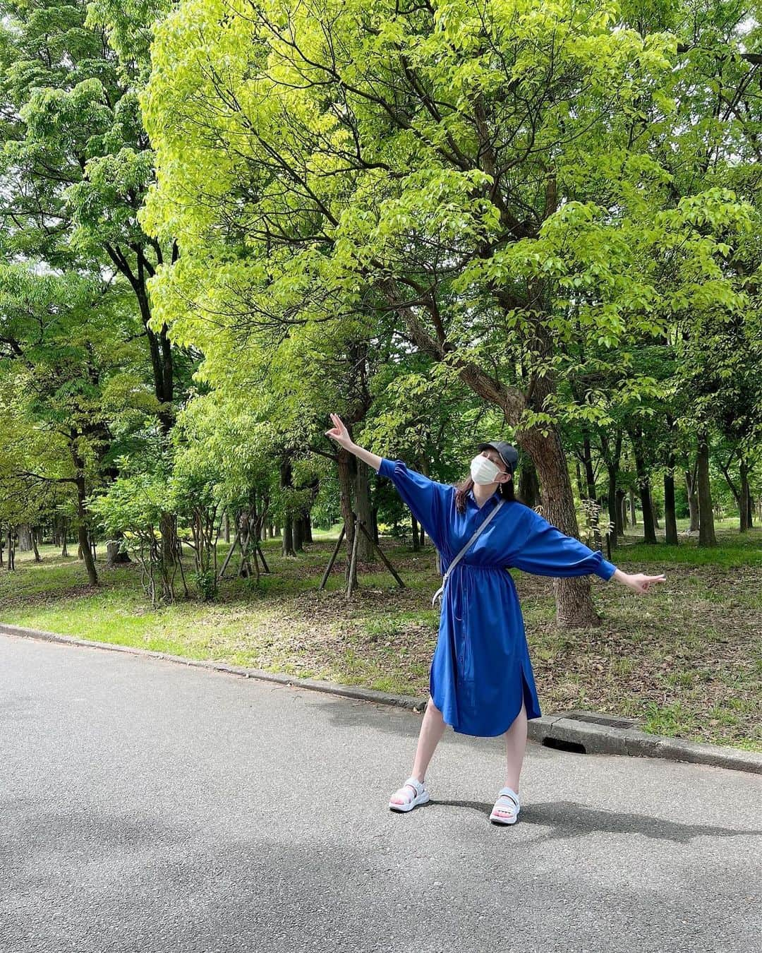 朝夏まなとさんのインスタグラム写真 - (朝夏まなとInstagram)「気持ちが良い気候の中、#こどもの一生 大阪公演無事に終えることができました‼︎ ありがとうございました🫶  再開するにあたり、できるかしらと不安にもなりましたが、再び集まるとカンパニーがすぐに一丸となって、パワーアップして公演できた気がします。 ありがとうございました☺︎  あとは、静岡の大千穐楽のみ‼︎ 座長の#松島聡 くんのふるさとです✨  無事に公演できますように🙏  #ゴールデンウィーク も終わりますね 満喫できましたか⁇  私は大阪城公園を満喫しました🌳 緑がいっぱい！いいお天気でした☀️  #ダブルピース #ひじ伸ばしバージョン #最近このポーズとりがち #そして #階段ポーズ  #大阪 #好きやねん #井手ちゃん #朝夏まなと」5月7日 19時35分 - asaka_manato_official